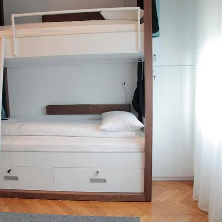 Karavan Hostel *