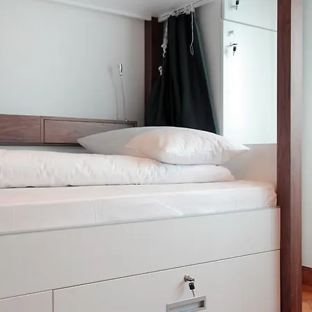 Karavan Hostel *