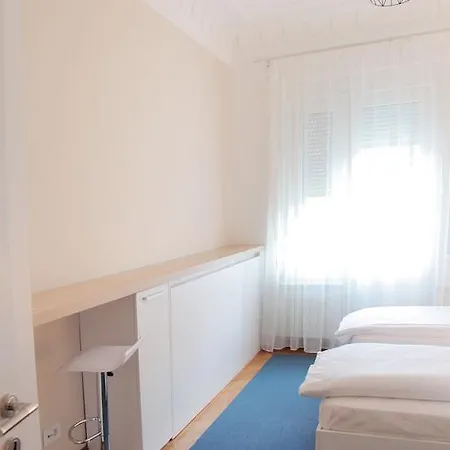 Karavan Hostel