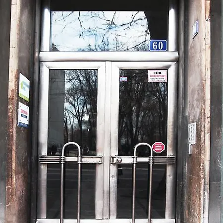 Karavan Hostel *